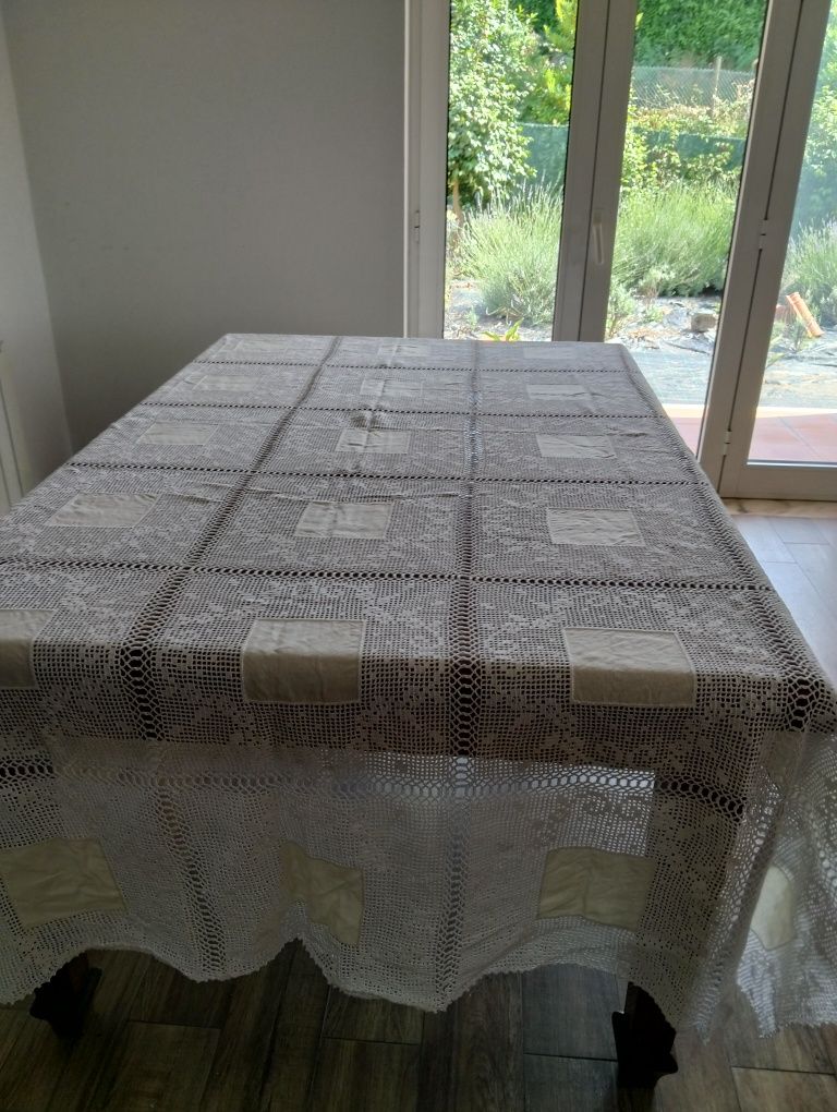Toalha de mesa em crochê branca