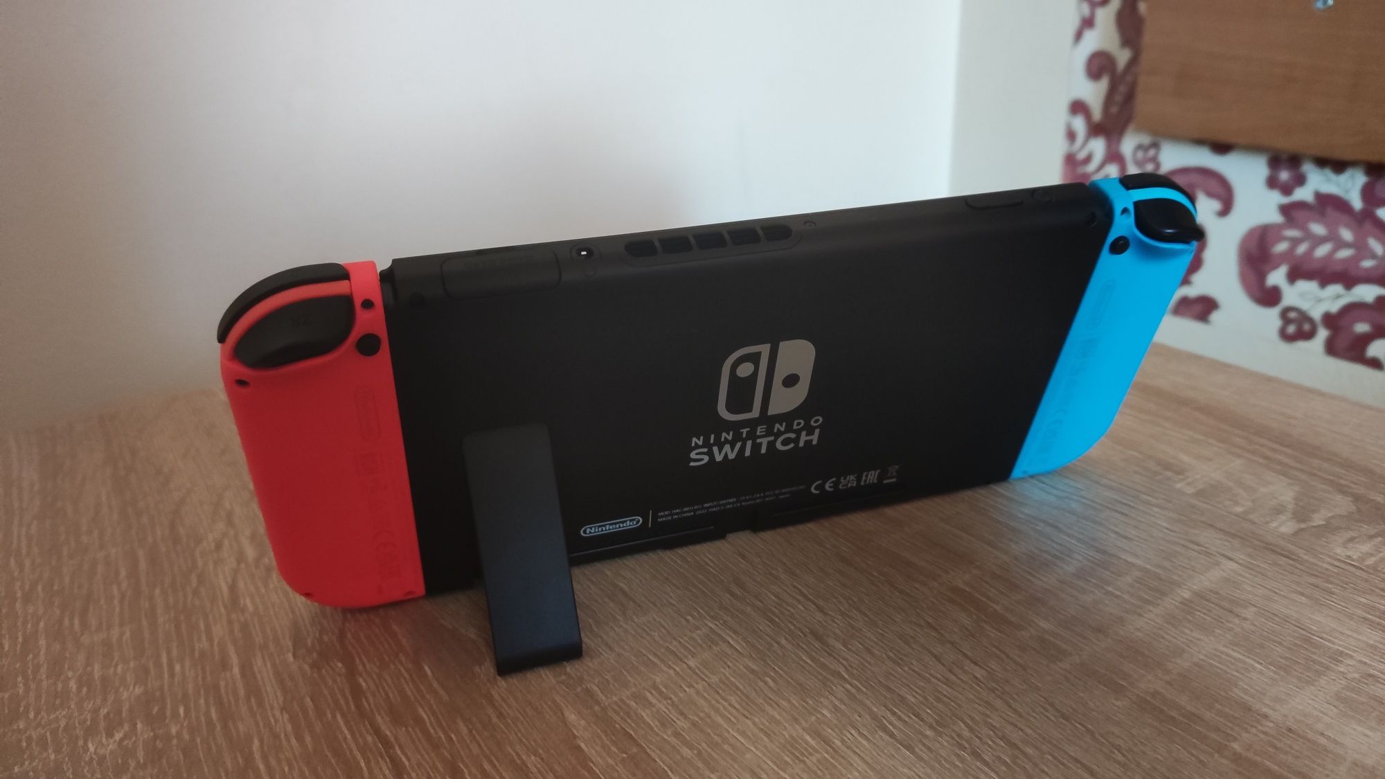 Багатобарвна консоль Nintendo Switch