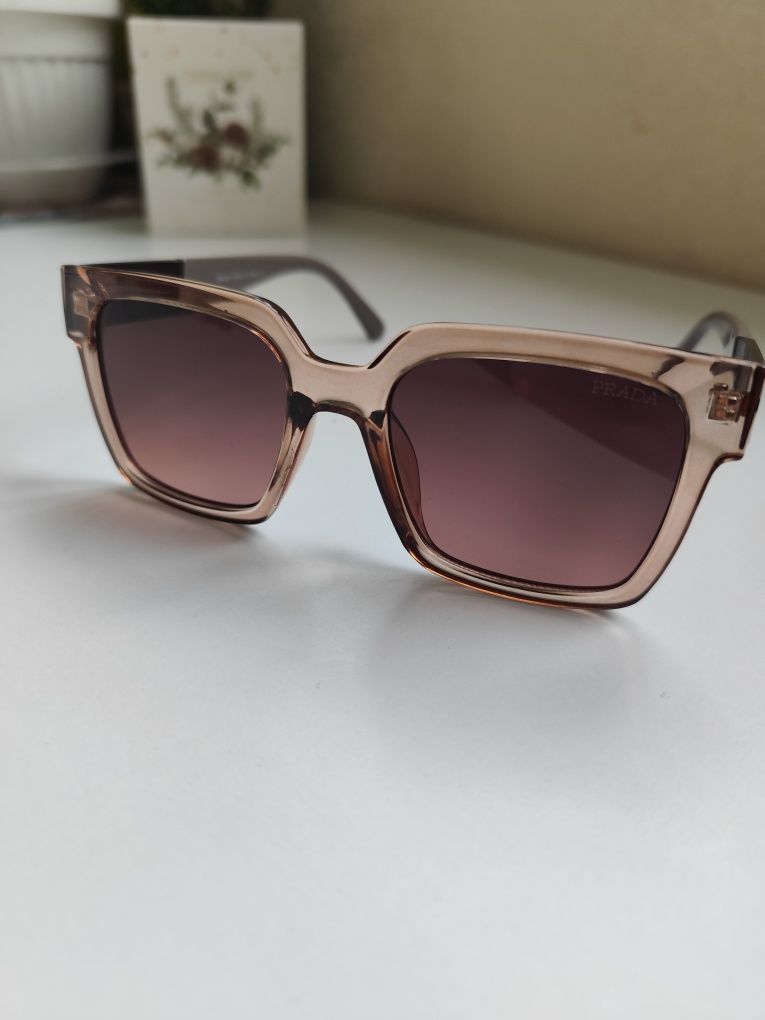 Солнцезащитные очки Prada.