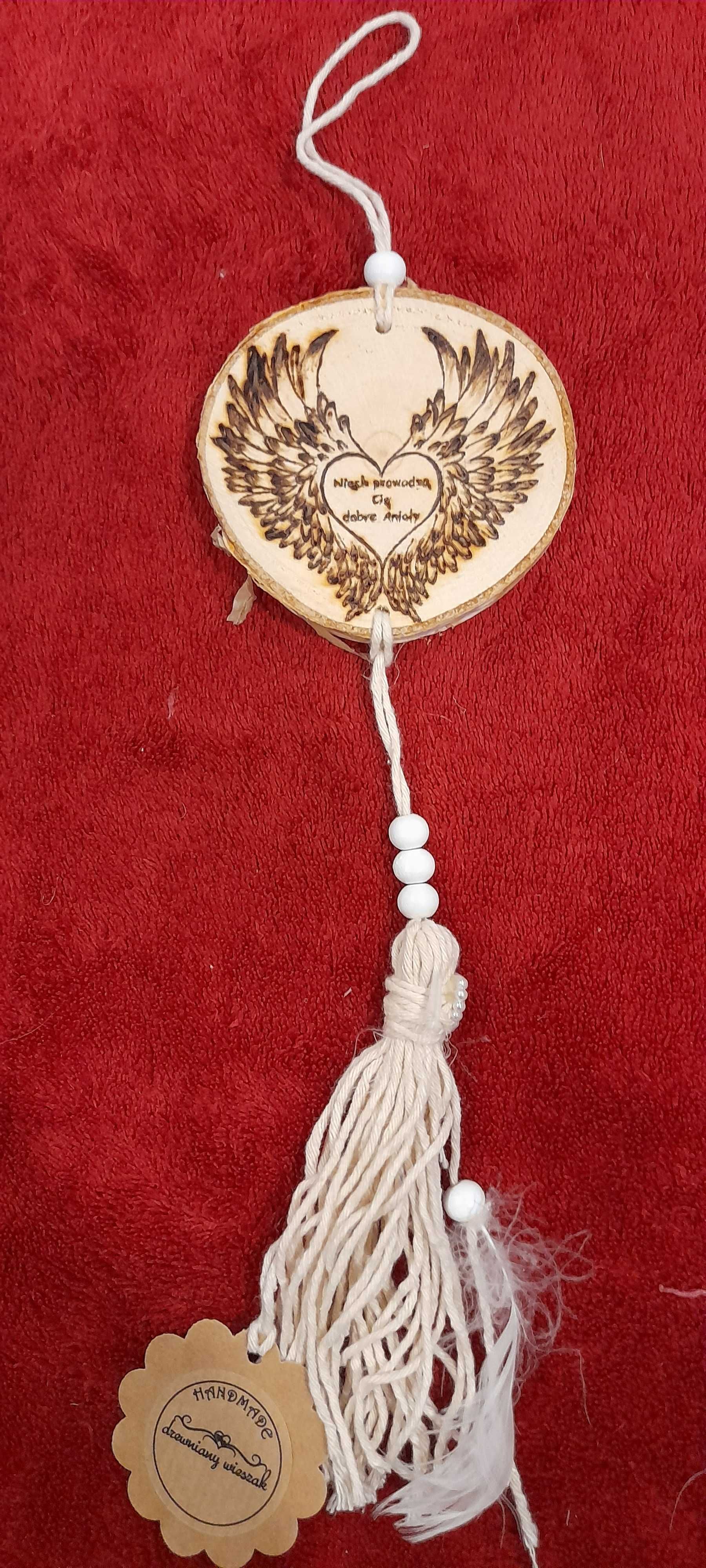 Zawieszka ze Skrzydłami Anioła wypalonym na plastrze drewna - Handmade
