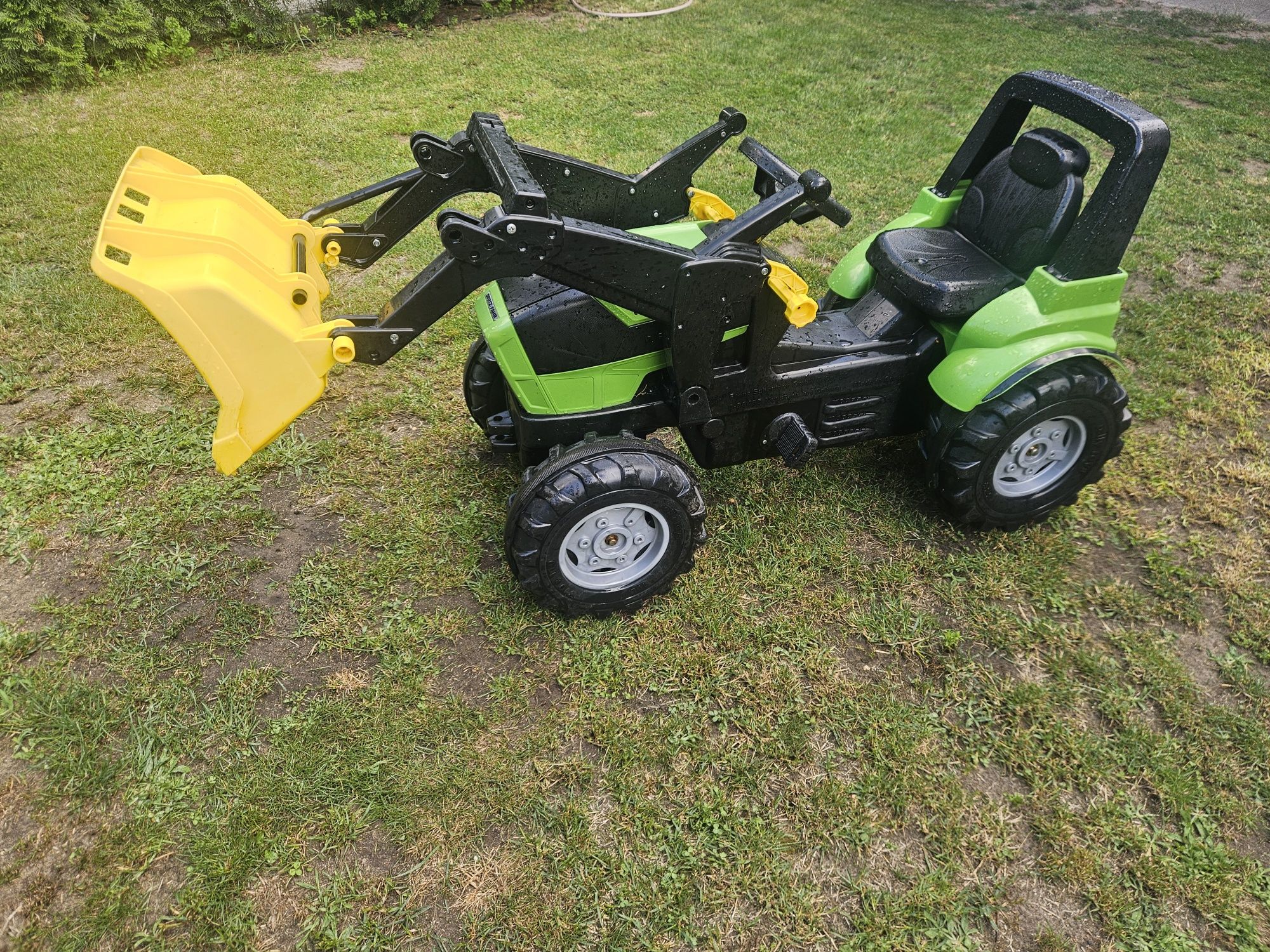 Traktor na  pedały Rolly Toys Deutz Fahr. 

Widoczny na zdjęciu pr