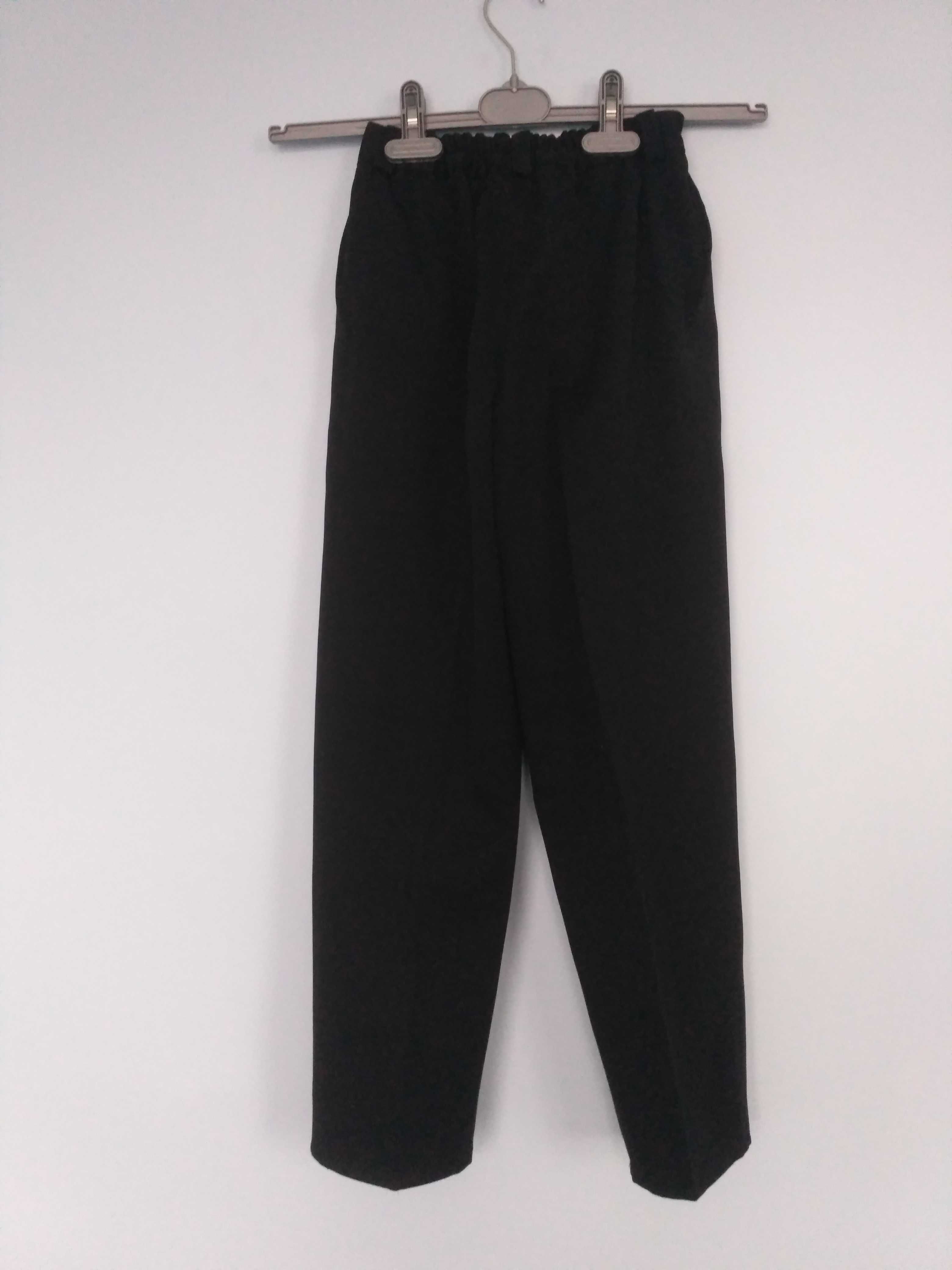 Ubranie - kamizelka z muchą i czarnymi spodniami rozmiar 134-140