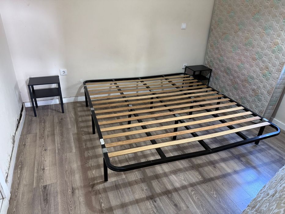Cama + colchão + par de mesa de cabeceira