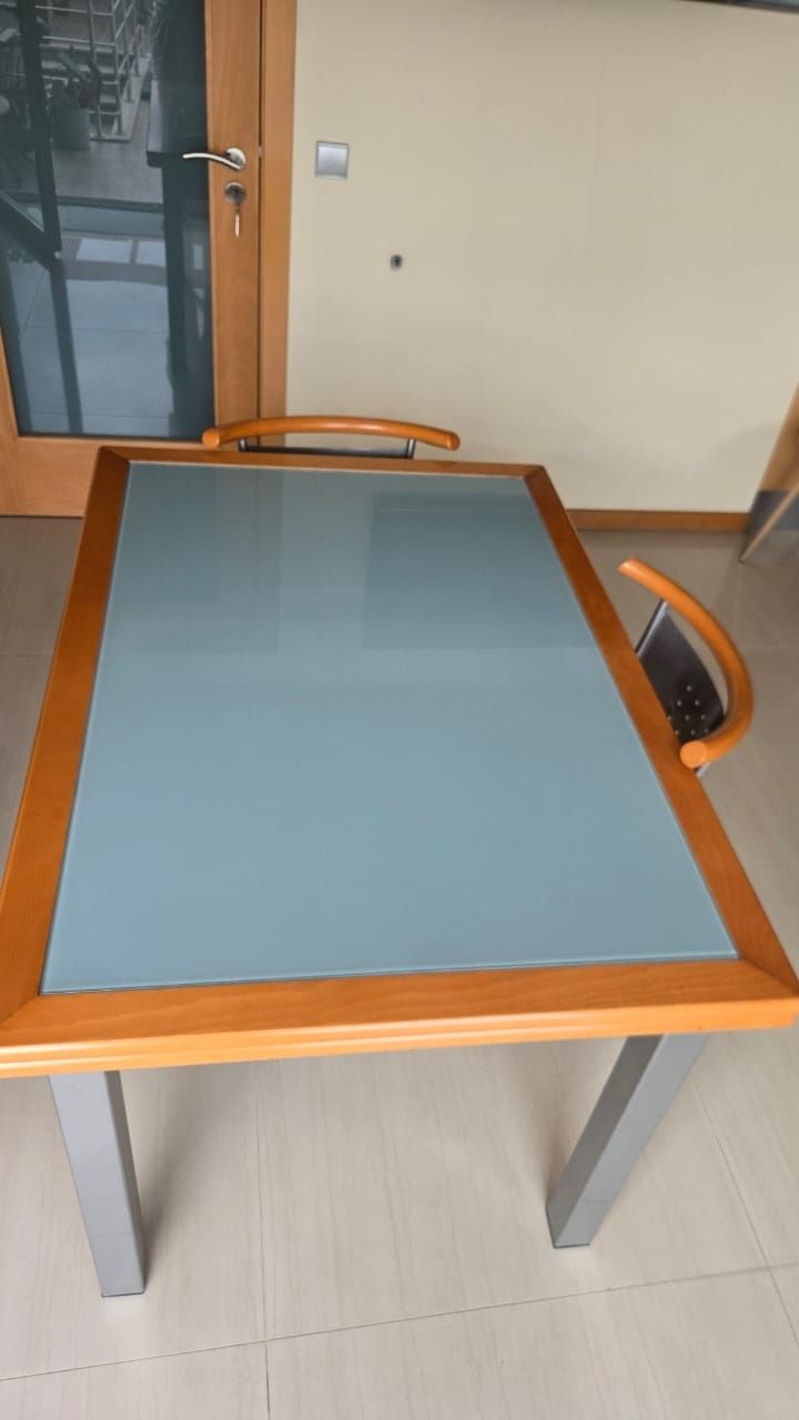 Mesa e cadeiras de cozinha