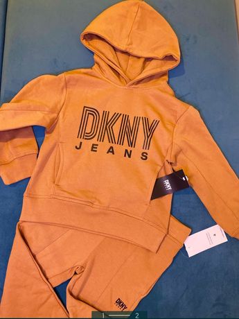 Спортивний костюм DKNY підійде як для хлопчика, так і для дівчинки. Ду