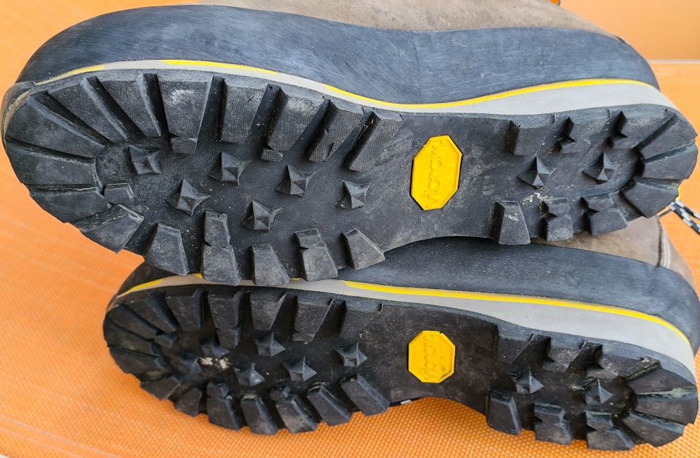 Botas em Pele ótima qualidade