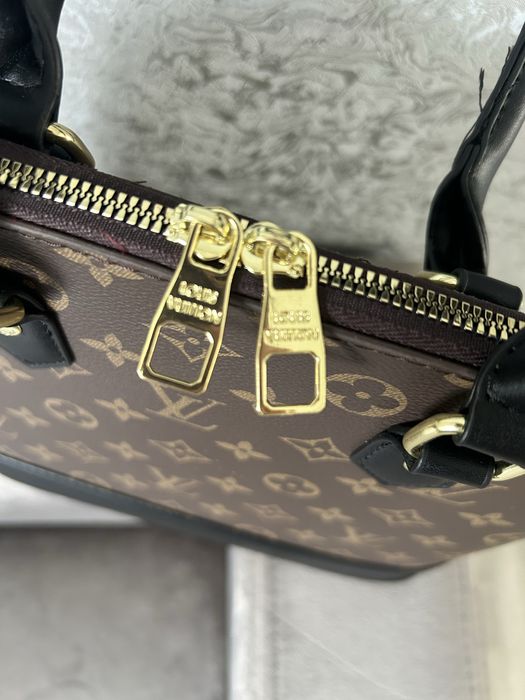 Нова сумка . Дуже гарна .  Пильника та коробки немає.