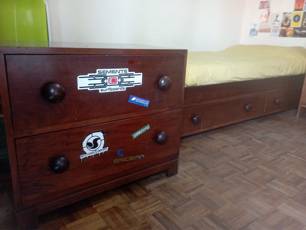 Cama de solteirk com colchao e movel de gavetas