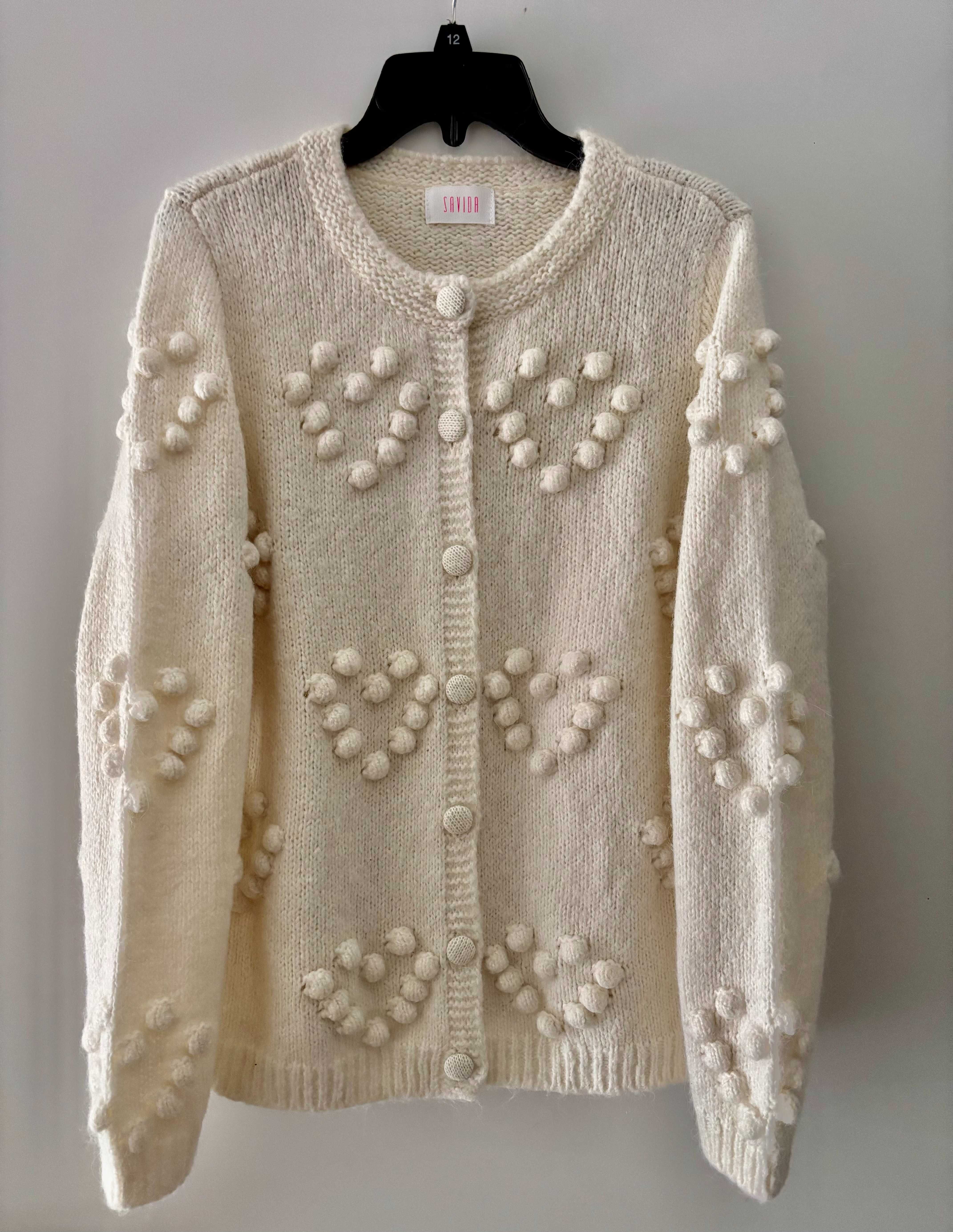 Sweter w serca 3D alpaka zapinany kolor Ecre 44