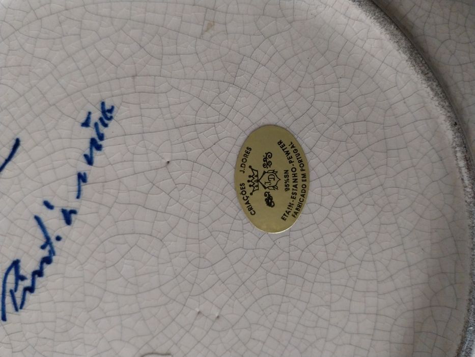 Prato decorativo em ceramica e estanho J. Dores