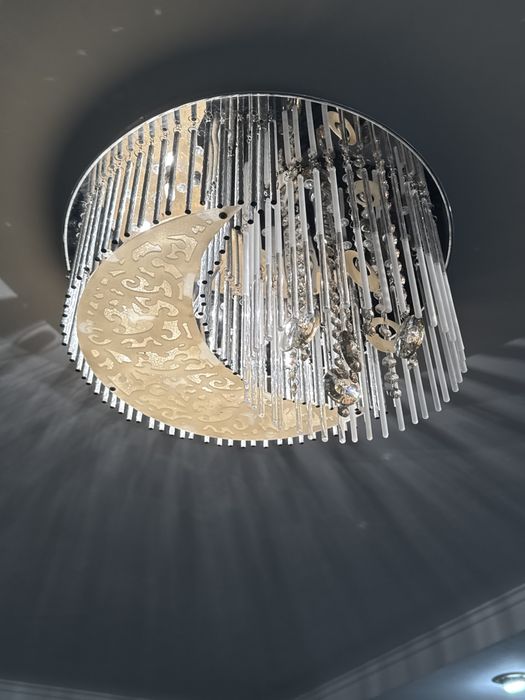 Срочно Продам красивую модную люстру