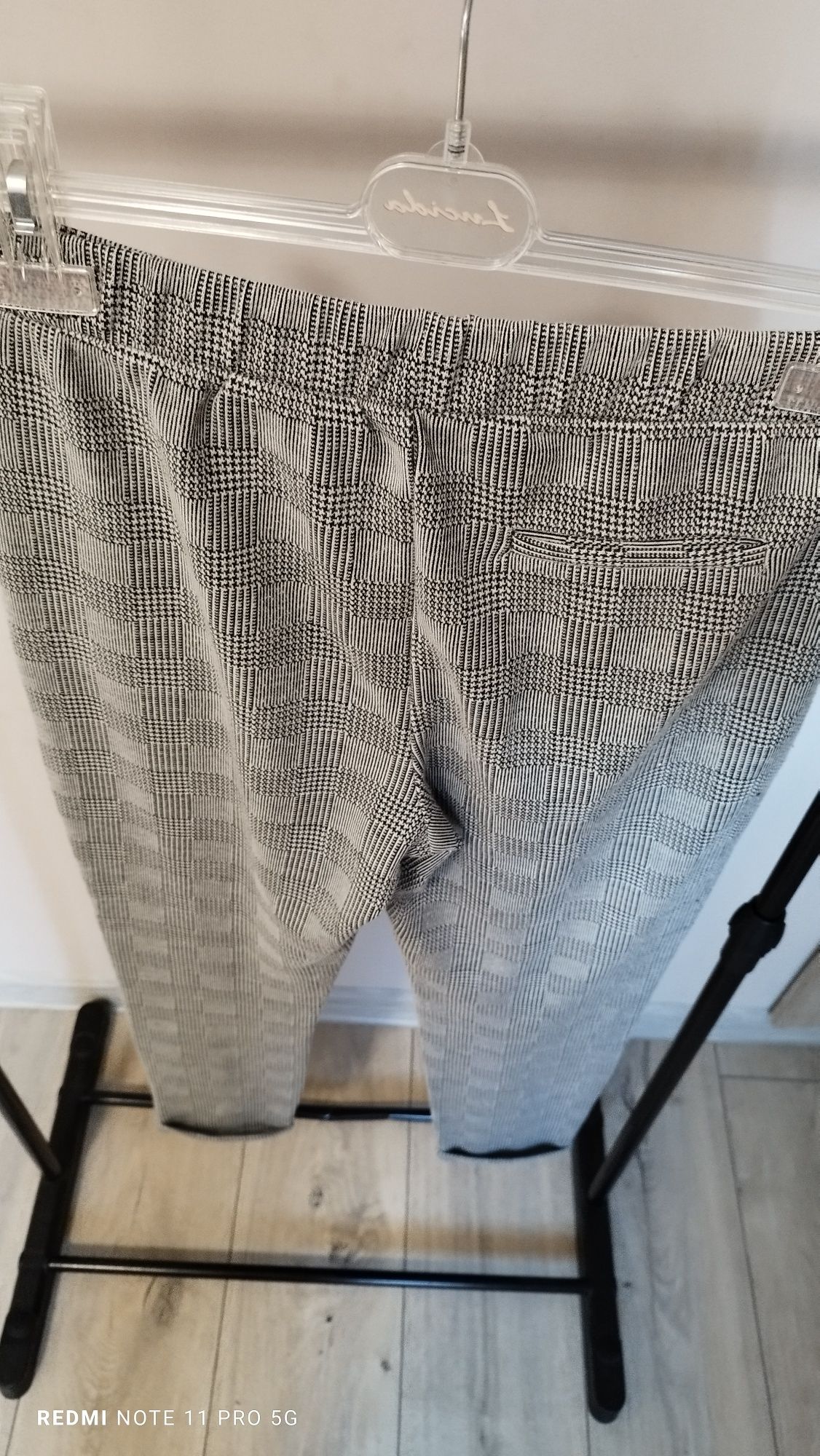 Materiałowe spodnie w kratę z gumą w pasie rozmiar L stan idealny