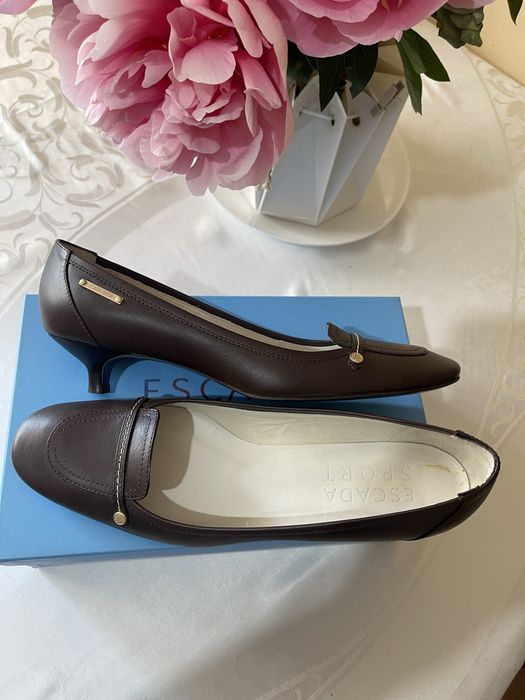 Нові туфлі « Ескада»