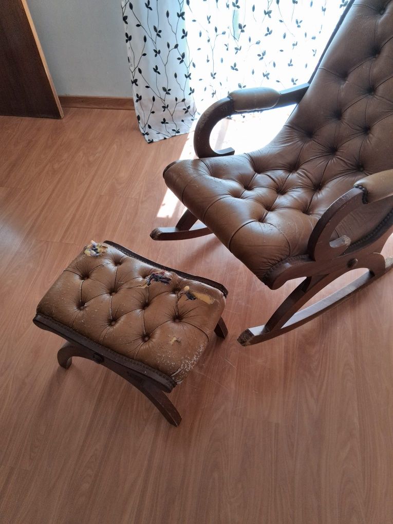 Poltrona de baloiço antiga em pele