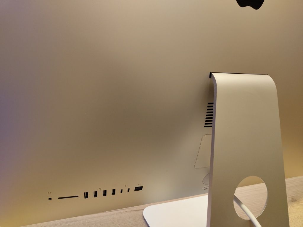 Apple iMac 27" Retina 5k 2017, 32gb ram, 1tb SSD, 4.2GHz i7