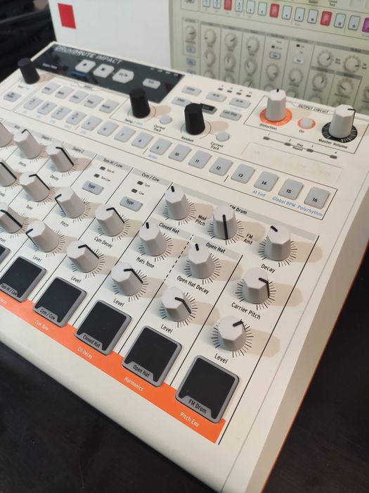 Arturia DrumBrute Impact (Edição Especial - Branca) - Como Nova!