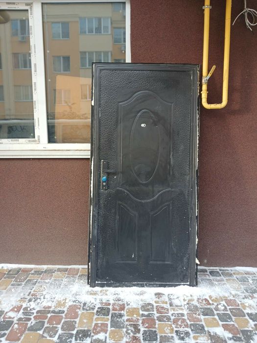 Вхідні двері Б/У металеві