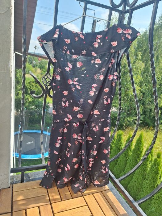 Kwiatowy kombinezon Pull&Bear