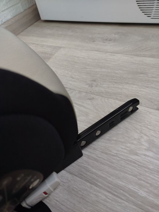 Автомобільний бустер isofix