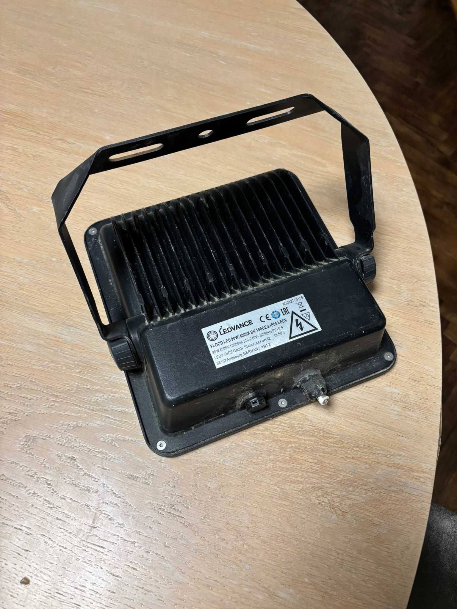Bardzo mocny naświetlacz LEDVANCE LED 90W 4000K 10000lm IP65 Czarny