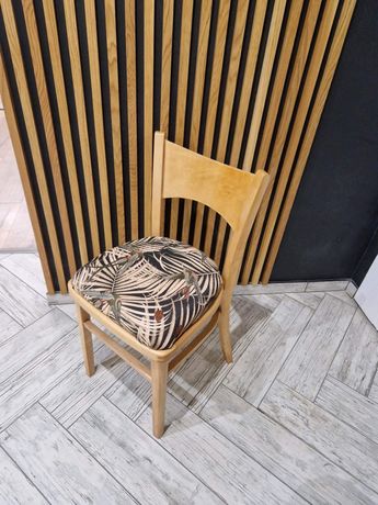 Drewniane krzesła buk bukowe tapicerowane po renowacji PRL