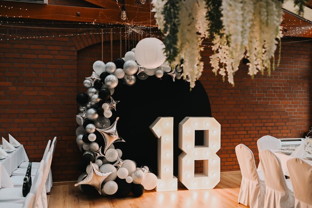 Stelaż na ściankę dekoracyjną + pokrowiec 2.20 m