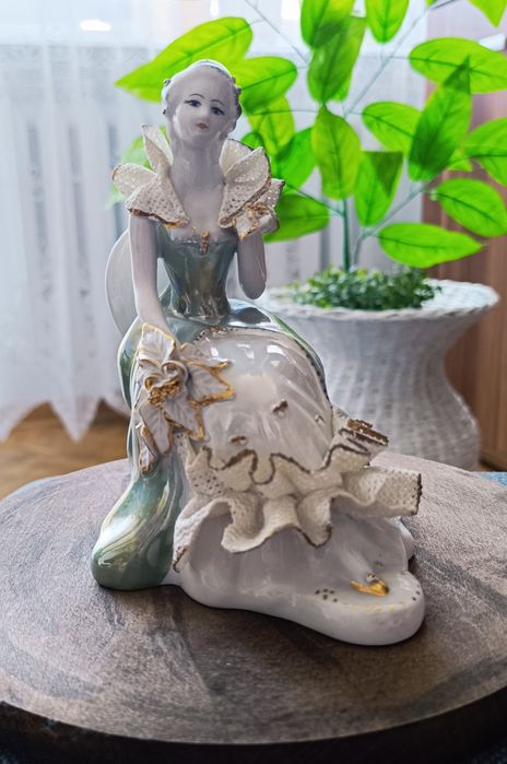 Kobieta dama na krześle porcelana zabytkowa ARPO Rumunia PRL Vintage