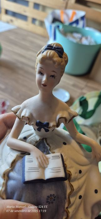 Estatueta com musica "Love is a wonderful thing"