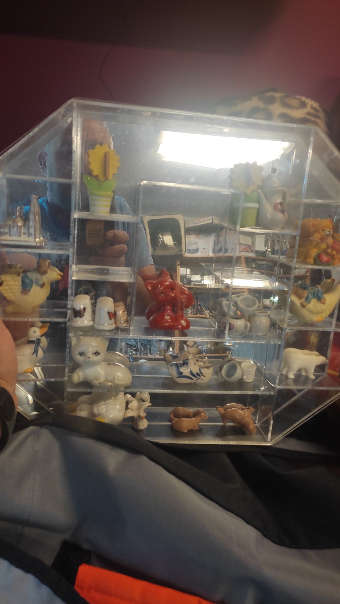 Gablotka ekspozycja, figurki, drobiazgi.