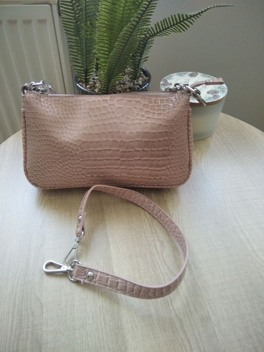 Torebka do ręki w kolorze pudrowego różu.