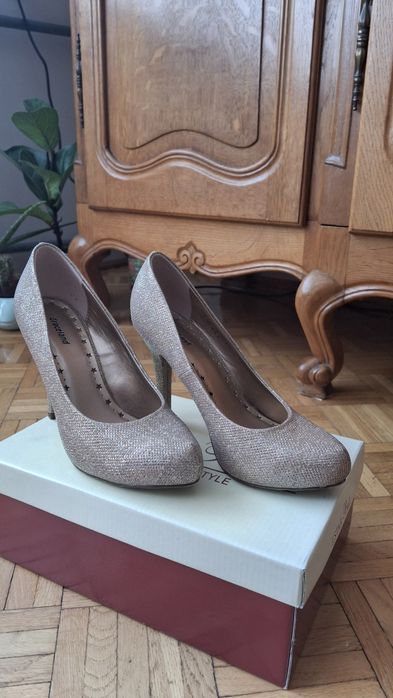 Szpilki złote brokatowe 37