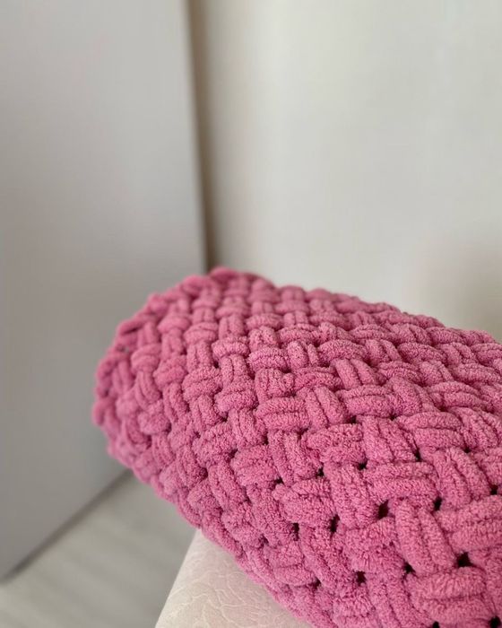 Плед в’язаний із плюшевої пряжі 80×80 см Ручна робота