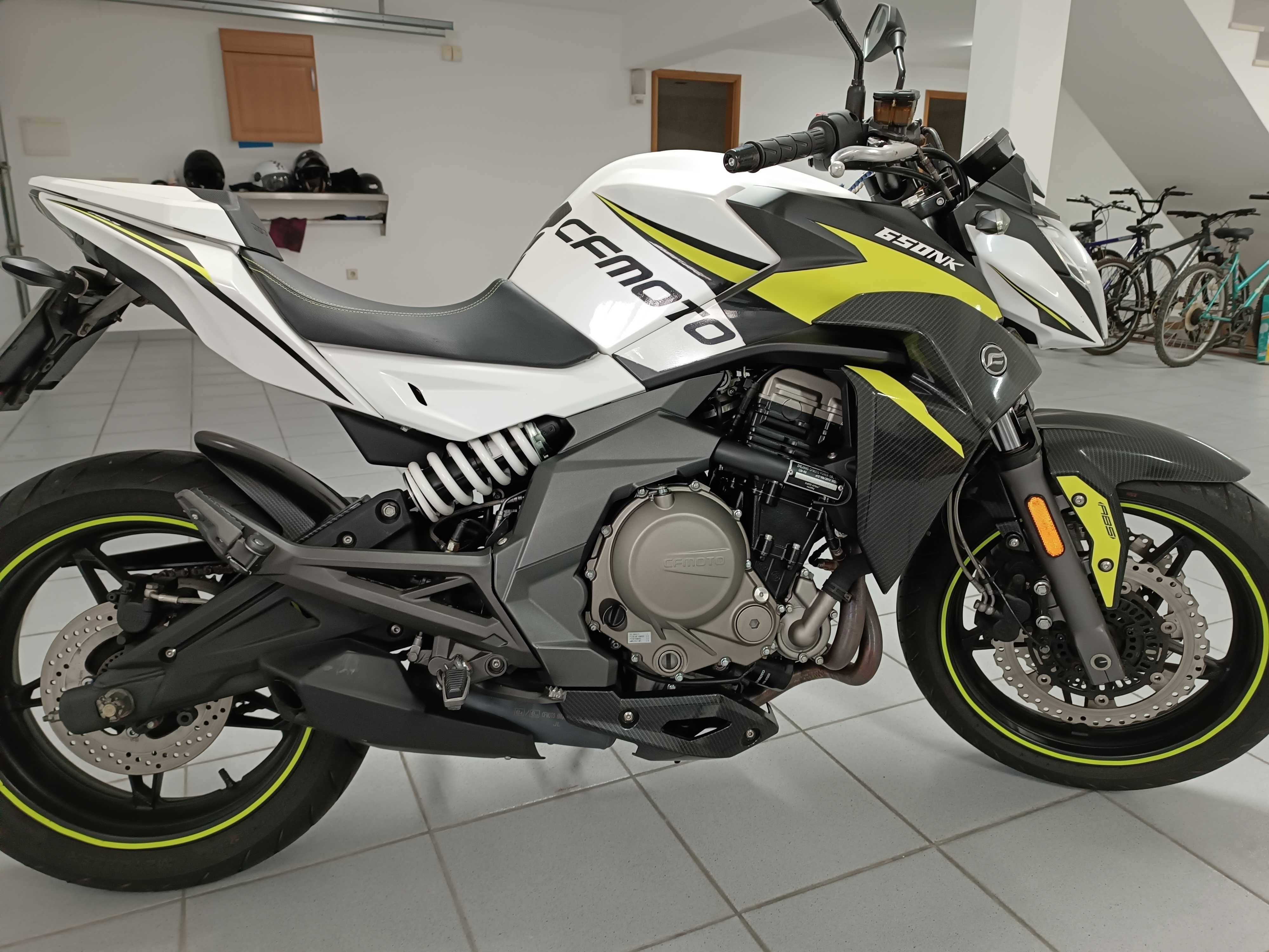 CFMoto 650 NK ABS de 2019 com 7800km.