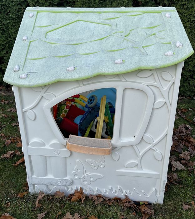 Plastikowy domek do zabawy dla dziecka