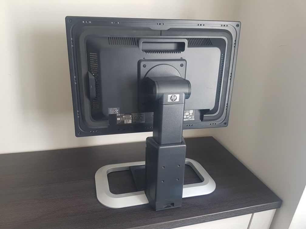 Monitor HP L2045W z pełnym okablowaniem