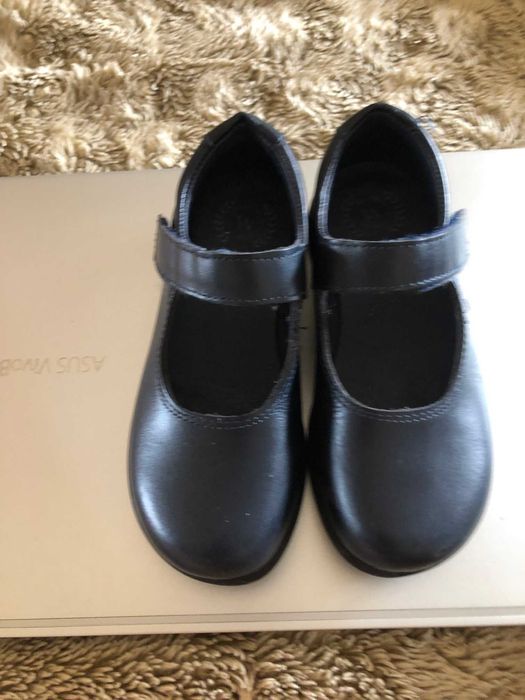 Sapatos azuis- escuros de pele para menina tamanho 28