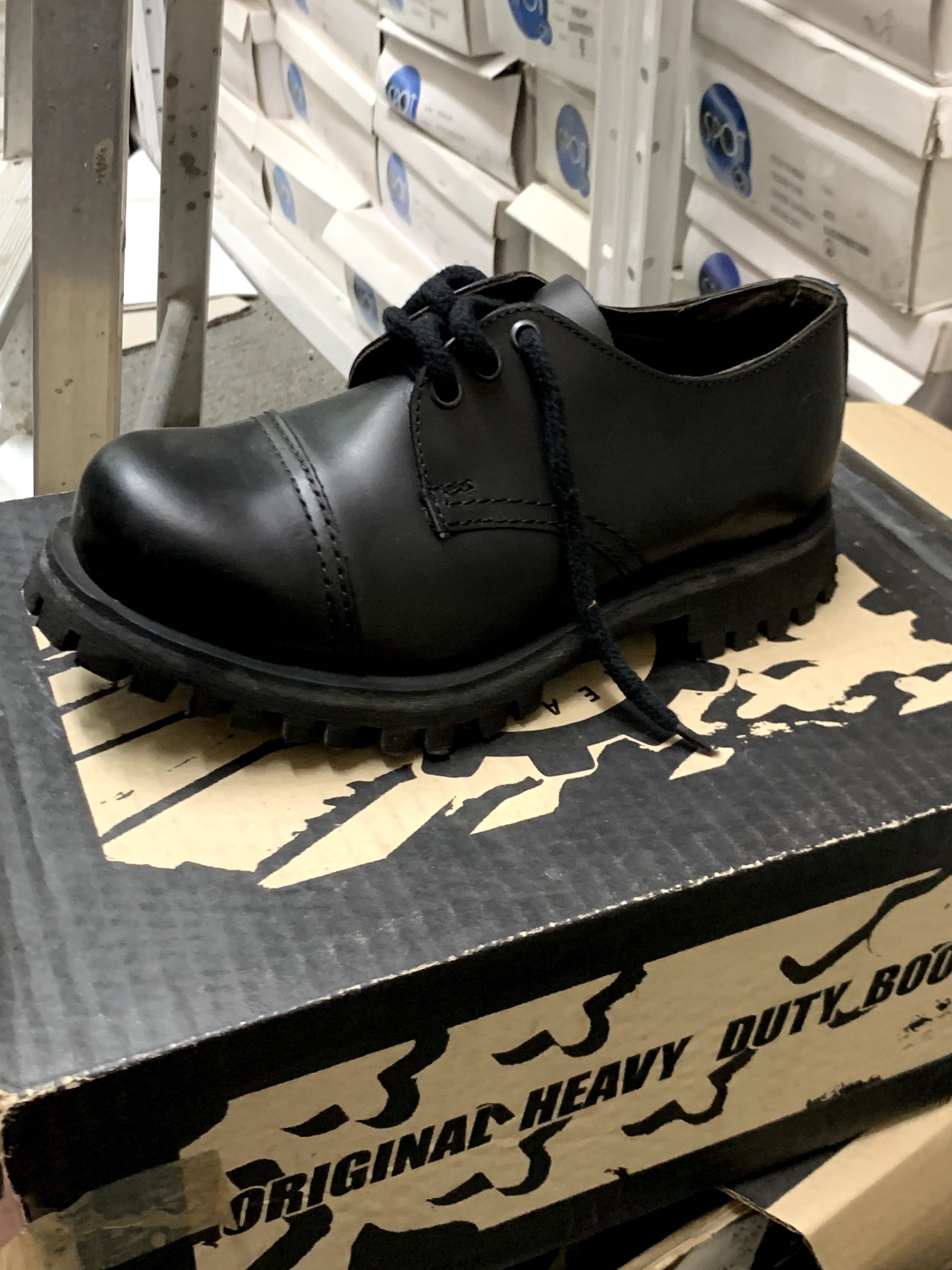 Sprzedam buty po likwidacji sklepu