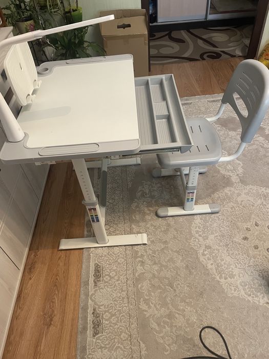 Дитячий стіл письмовий