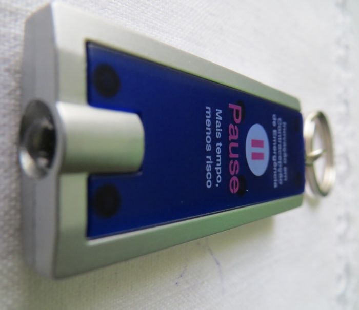 Porta Chaves em metal c/ luz Led -Funciona a pilhas - Azul