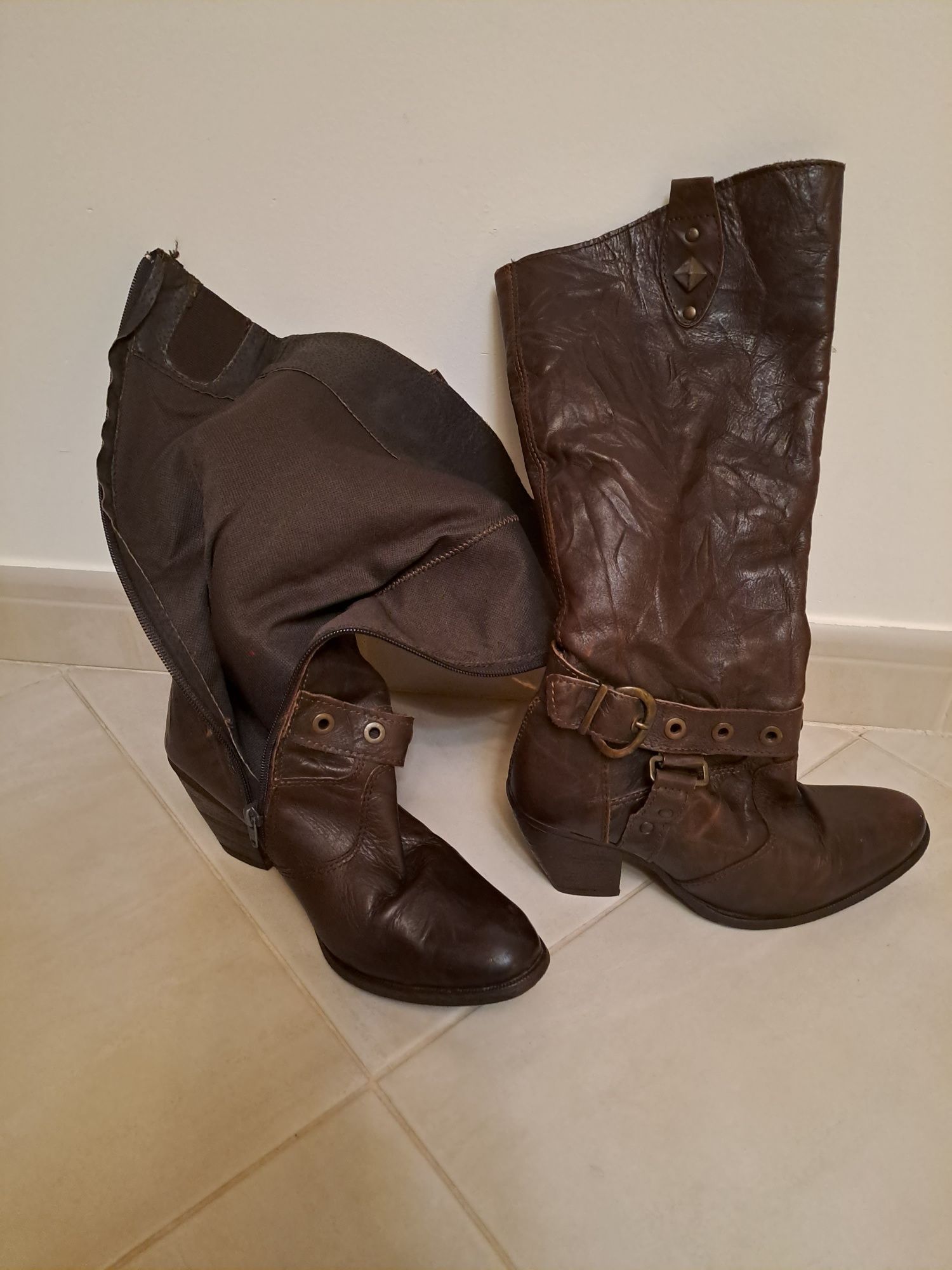 Botas estilo texano em pele