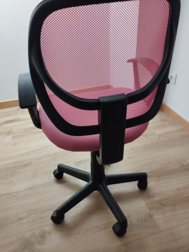 Cadeira de quarto rosa