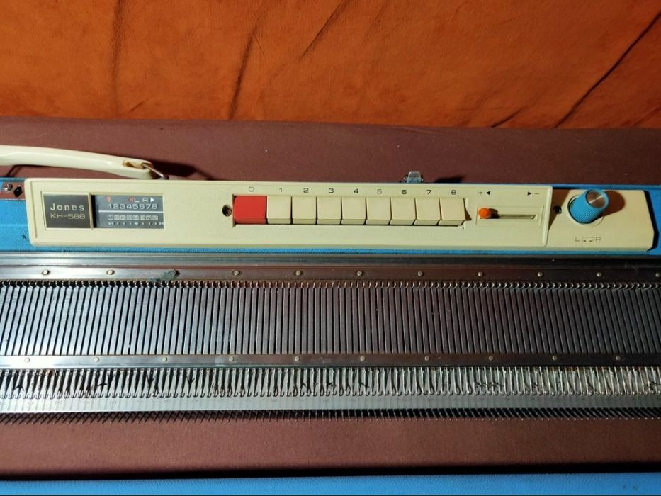 Старая вязальная машинка