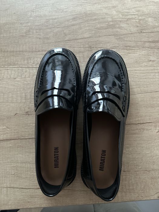 Лаковані лофери Miraton;   стан б/у,    але жодного разу не одягались.