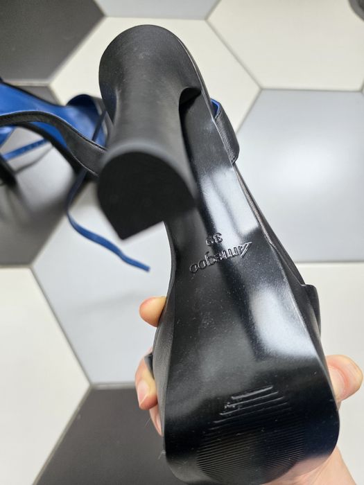 Босоніжки
Розмір: 39
Нові! Є декілька подряпин на каблуці від кігтів к