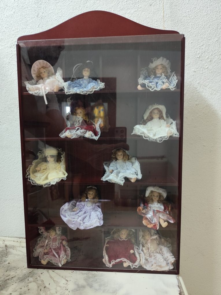 Bonecas de louça de coleção com expositor