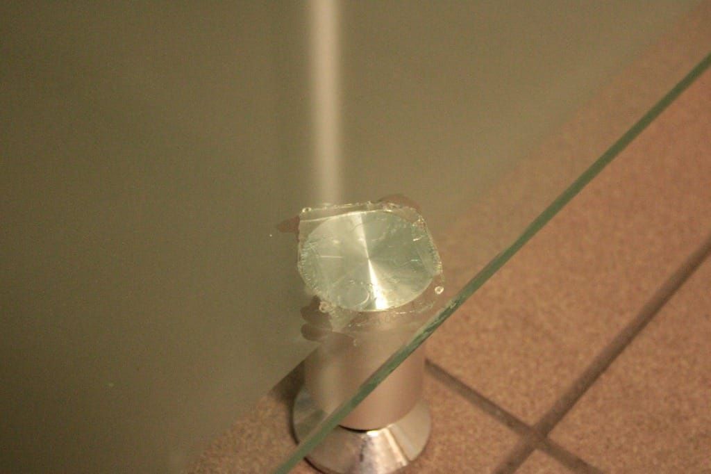 Biurko szklane z aluminiowym stelażem