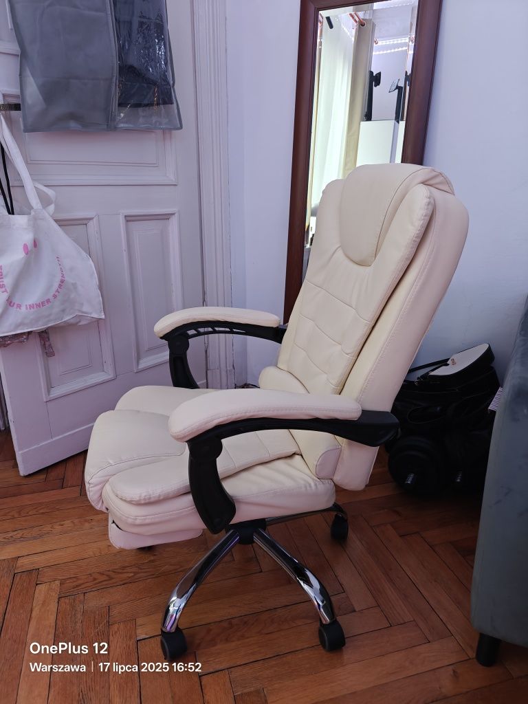 Fotel biurowy z wysuwanym podnóżkiem