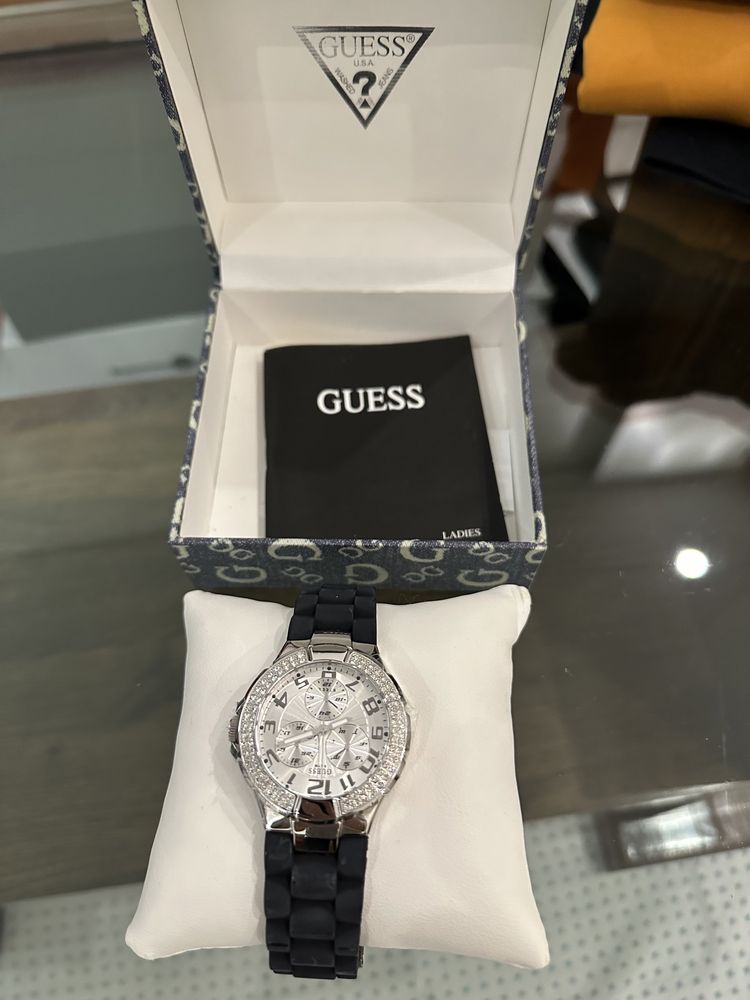 Relógio da marca GUESS com bracelete em preto