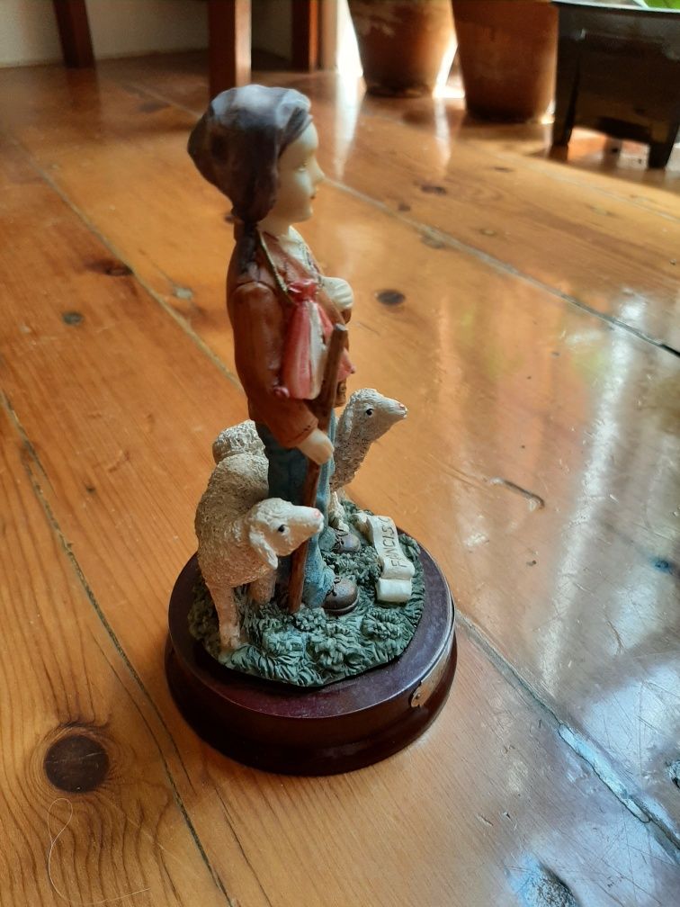 Estatueta Francisco em marfinite pintado à mão