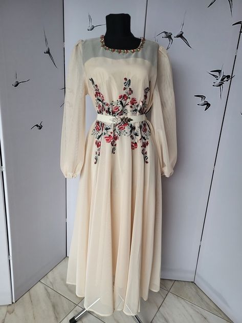 Жіноча бежева сукня з вишивкою. Нарядне довге плаття.Вишукана сукня